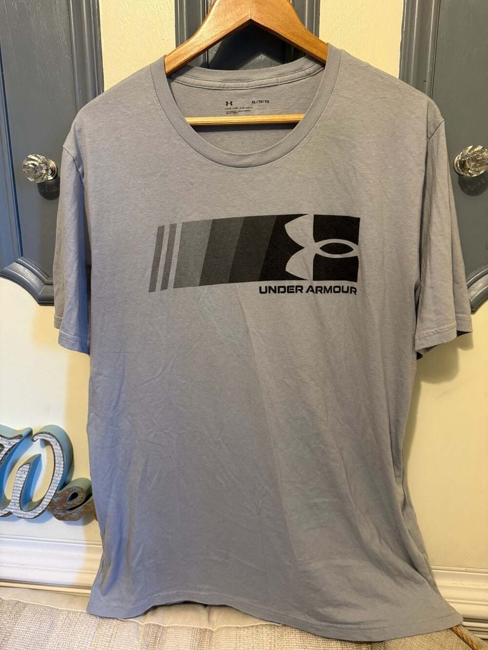 Under Armour Graphic T-Shirt Size XL Gray Cotton Blend Short Sleeve